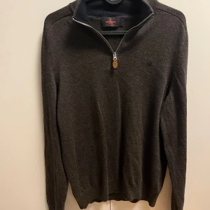 Halo zip merinoullströja Morris - Snygg mörkgrå stickad tröja från Morris i 100% merinoull. Jag hann använda tröjan som är ny 1 gång innan jag råkade tvätta den vilket gjorde att den krympte :( Nu passar den storlek S istället. Jättefint skick!!!