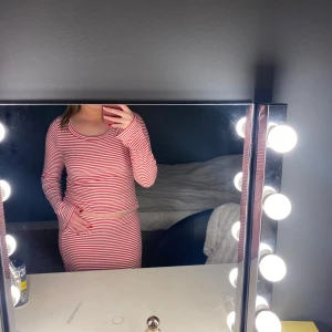 Röd- och vitrandigt set - Supersnyggt set från Nelly i röd- och vitrandigt ribbat material. Tröjan har lång ärm, rund halsringning och figurnära passform. Kjolen är ner till backen på mig som är ungefär 165cm. Aldrig andvänt.