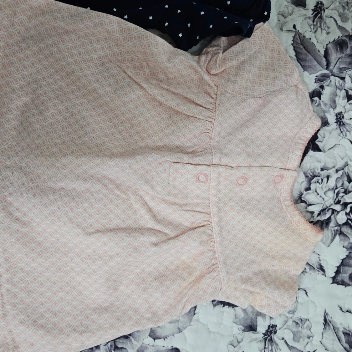 2 bebisklänningar + 3 handskydd - 4