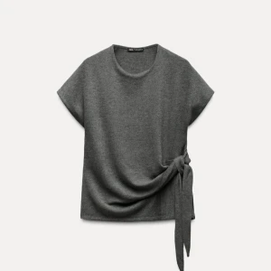 Grå topp med knyt från Zara - Jättefin tröja från Zara, använd 2 gånger så i nyskick, säljer då jag inte använder den❤️