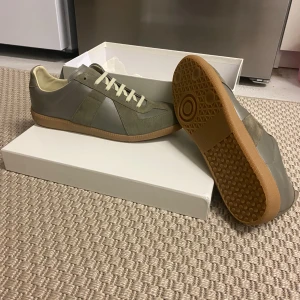 Maison Margiela  - Säljer dessa helt nya Manson Marigela i storlek 43! Då dem ej kommit till användning || Priser är ej hugget i 🪨 !