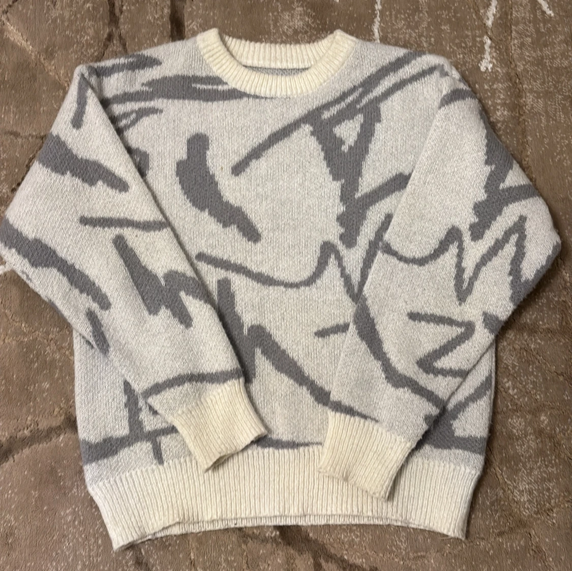 Gråvit stickad tröja med mönster