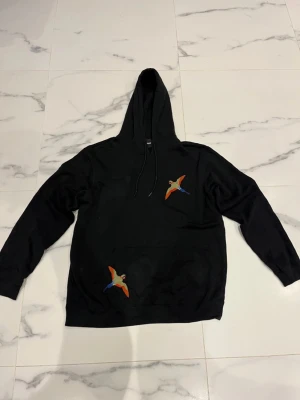 Arigato hoodie  - Skick 9/10 använd fåtal gånger. Nypris på axel arigatos sida var 2549kr och mitt pris 799kr såklart går o ändra på och den it finns kvar o köpa. Inga skador eller fläckar. Hör av dig vid funderingar mvh Malte☺️