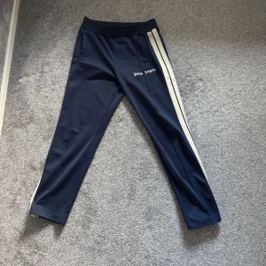 Palm angels byxor  - Palm angels byxor med storlek L. Inga skador förutom ett litet sträck nere vid fotleden. Självklart äkta!