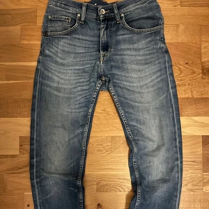 Tiger of Sweden jeans - Ett par snygga jeans från Tiger of Sweden med cool wash. Modellen är kallad Iggy och har en slim passform. 