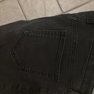 svarta bootcut jeans - högmidjade svarta bootcut jeans från hm.strl 158💞🫰🏼de står flared o low waist på lappen men de är high bootcut. Säljer pga inte min stil💞