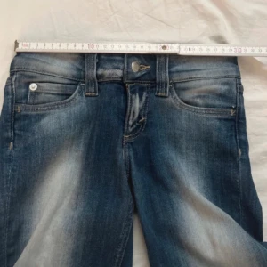 Cheap monday kvarg jeans!  - Jättesnygga cheap monday/weekday jeans med vitt och mörkblått mönster! Knappt använda men lite slitna längst nere🩷buda gärna❤️är i storlek 24/32, men benen är i ungefär 30 längden ändå tycker jag som brukar ha 30! 