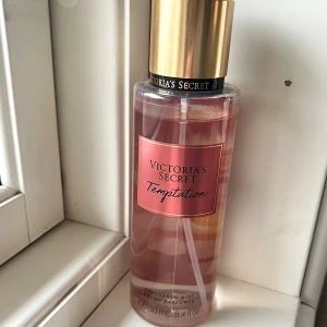 Victoria secret body mist - Säljer min nästan oanvända bodymist från Victoria secret🩷🧡 Doften heter temptation och det är väldigt femenin och lite fräsch, perfekt för en utekväll!!