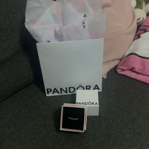 Pandora ring - Äkta Pandora ring, knappst använd. Äkta silver. Äkthetsbevis medföljer samt lådan, påsen och inslagningen. Perfekt present till sig själv,en vän eller en tjej. Pris kan diskuteras. Vill bli av med den 