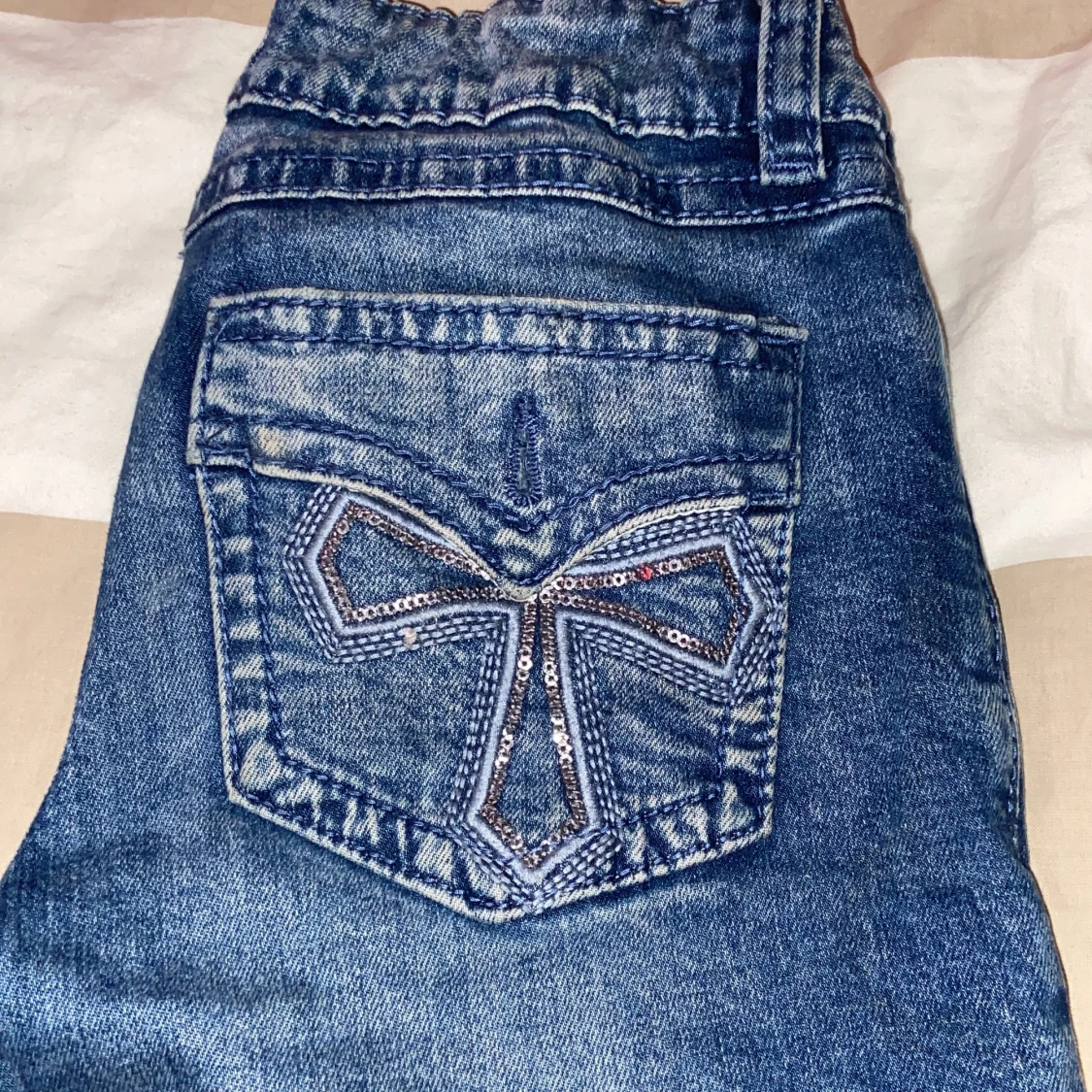 Blå jeans med rosett från Gina Tricot - 1