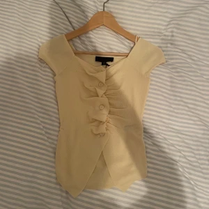 Topp från zara! - Helt oanvänd ljusgul topp från zara med lappen kvar i storlek S