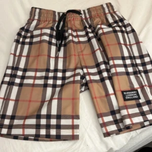 Burberry shorts - Säljer mina Burberry shorts som är för stora för mig. Snabb leverans med postnord eller något, pris kan diskuteras vid snabb affär. Säker betalning🙂