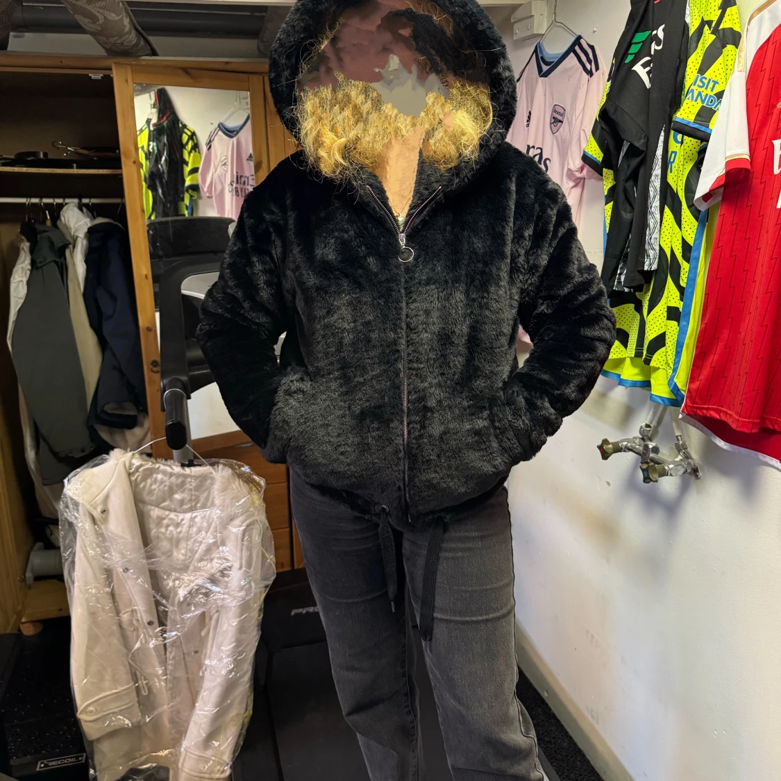 Svart pälsjacka från Pull&Bear