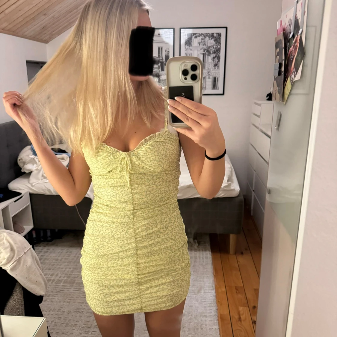 Ljusgul och grön blommig kortklänning