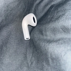 AirPods 4 - Säljer en Apple AirPods 3 (höger hörlur). Hörluren är i helt nytt skick. Perfekt som ersättning om du tappat bort en hörlur. Modellnummer A3050 syns på hörluren. Säljer pågrund av att jag köpte fel men är i helt nytt skick och ej andvänd!