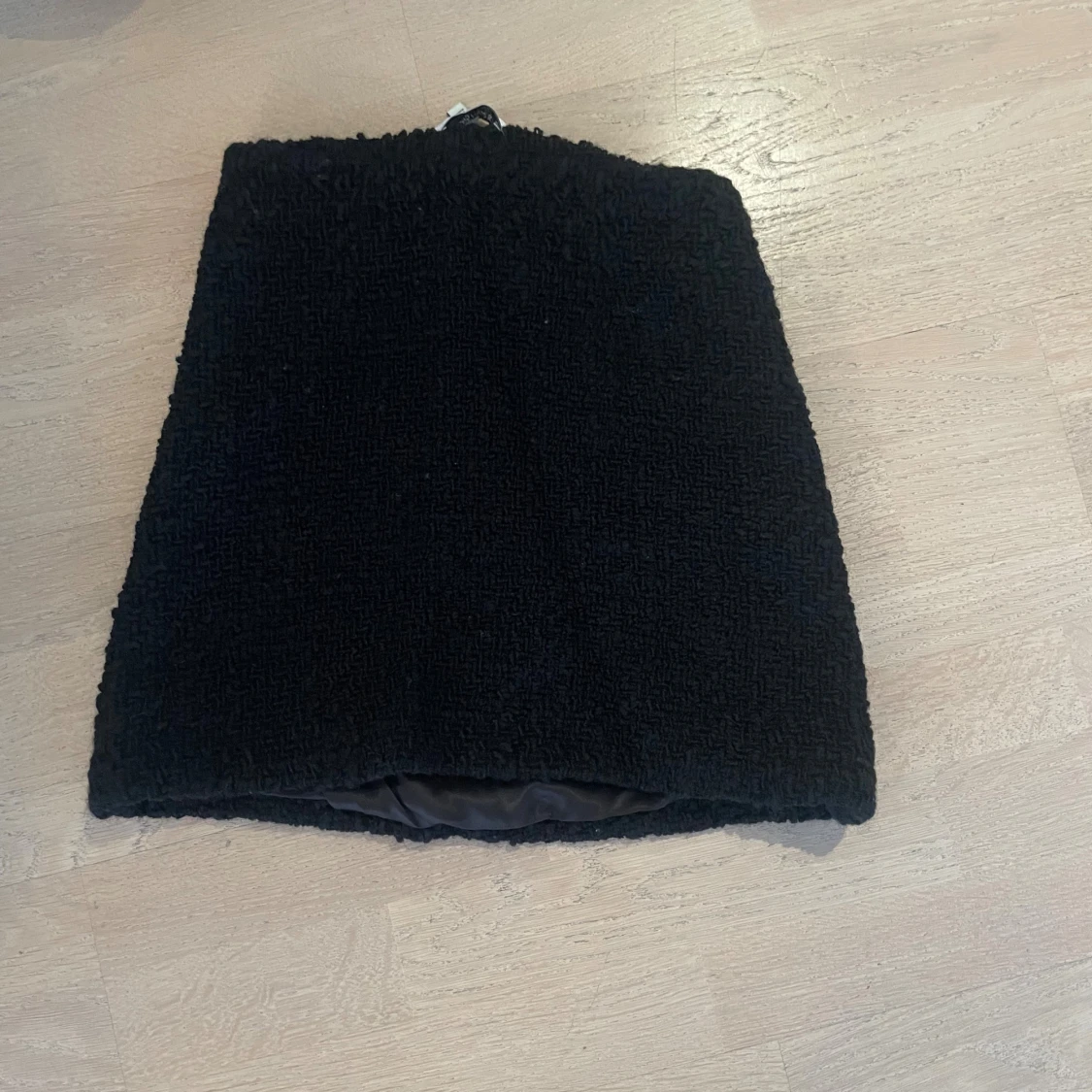 Svart kortkjol i bouclé från Other Stories - 1