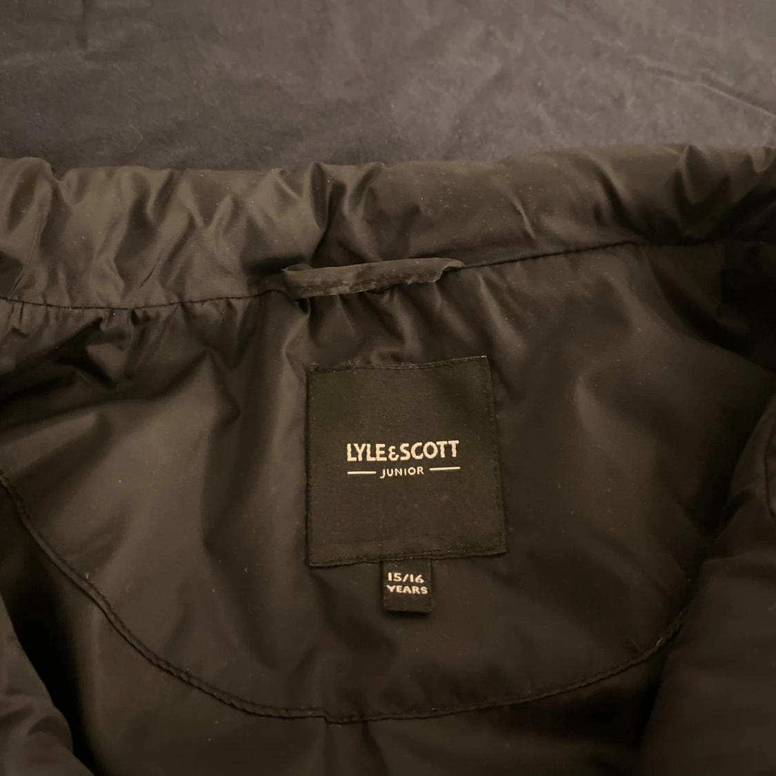 Svart dunväst från Lyle & Scott Junior - 2