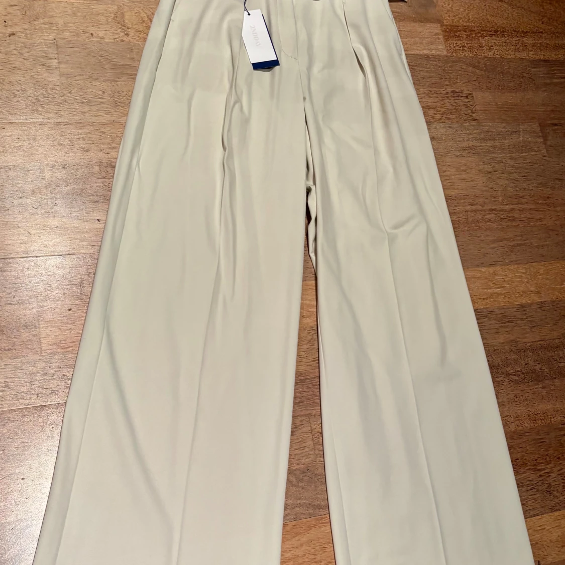 Beige wide kostymbyxor från 2ND DAY