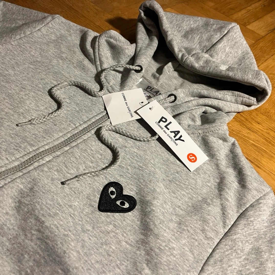 Grå Comme Des Garçons Play Zip Hoodie. - 2