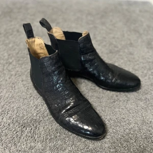 Chelsea boots i krokodil skin - Tja säljer nu ett par Chelsea boots med krokodil material i storlek 41 för endast 899kr! Pris är ej hugget i sten, hör av er i dm vid funderingar 🙌