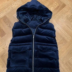 Mörkblå dunväst från Vendiera - Tja tja, säljer nu denna feta puffervest från vendiera - Skick: 9/10 - Storlek M - Tveka inte på att skriva vid minsta lilla fråga mvh!