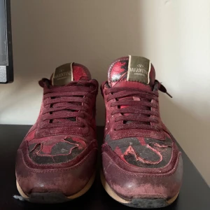 Valentino rockrunner röd 39 - Jag vill sälja mina Valentino rockrunner som jag köpte på vestaire och de passade inte riktigt. De är i storlek 39 och i helt okej skick