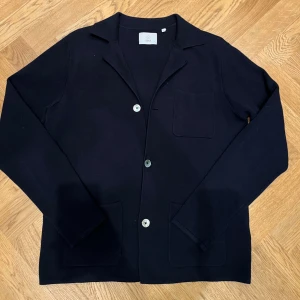 Bläck cardigan - Tja tja, säljer nu denna feta cardigan från Bläck - Skick: 9/10 - Storlek M - Tveka inte på att skriva vid minsta lilla fråga mvh!