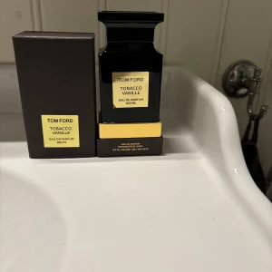 Tom Ford tobacco vanilla - Säljer denna parfym från min samling då den inte kommit till användning! Tagit max 5 spray så är helt ny😳! Bvsa!!