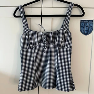 Rutig linnetopp från Zara - Supersöt linnetopp från Zara i storlek XS. Inga defekter och använd MAX 3 ggr. Hör av er vid frågor och funderingar