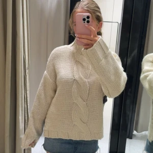 Zara polo tröja  - Säljer denna sjukt snygga och populära tröja från zara. Helt slutsåld och eftertraktad ❣️❣️Bara använd 1 gång