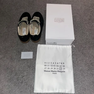Masion margiela skor - Säljer mina fina maison margiela, använd fåtal gånger men dem är i väldigt fint skick! Dem satt lite stora på mig och fick därför lite skavsår, överlag svin sköna dojjer jag rekommenderar!