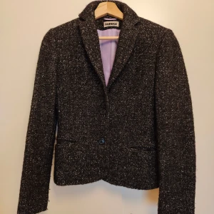 Fabrika svartvit ull kavaj - Svart och vit Fabrika ull kavaj med lila foder. Kavajen har knappar och två fickor fram.