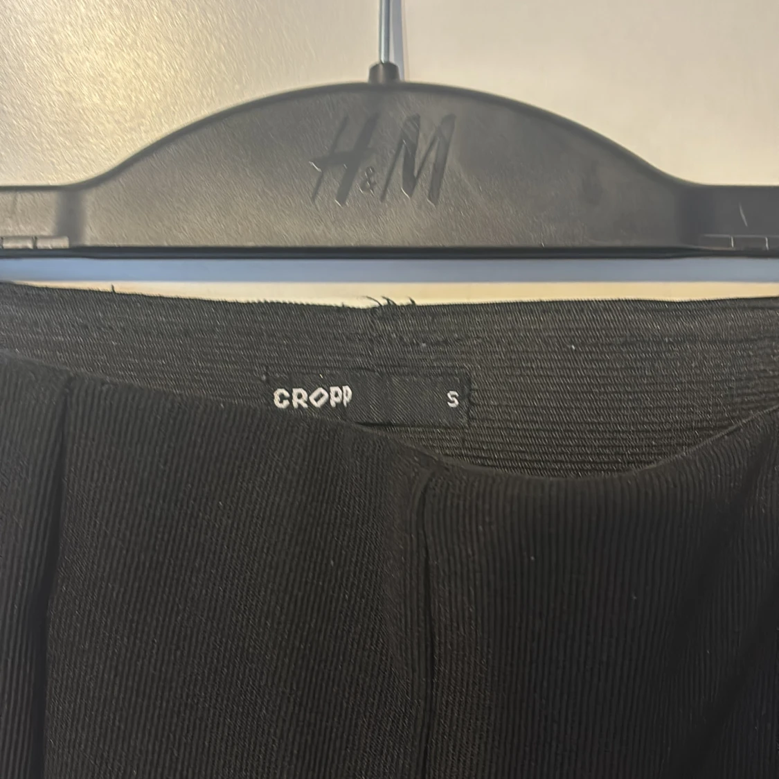 Svarta bootcut byxor från Cropp - 1