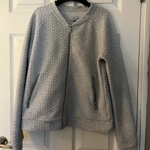 Ljusgrå kofta från Crocker - Säljer en ljusgrå kofta från Crocker Apparel i storlek S. Perfekt till kalla höst dagar 🍂 