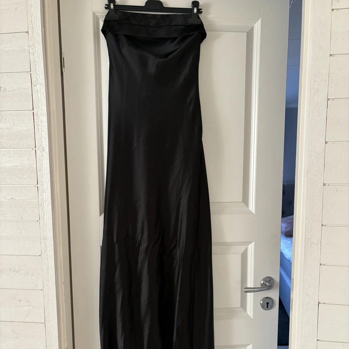 Svart satinklänning