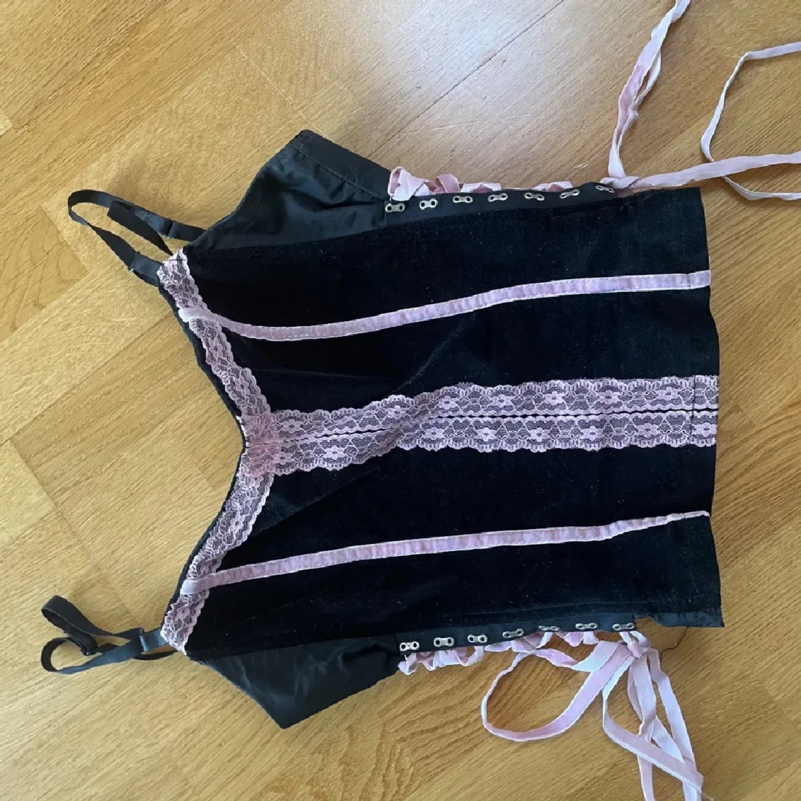 Svart korsett med rosa spets och snörning - 1