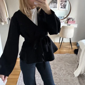 stickad kappa/ kofta zara - snygg kofta från zara med bälte, inga defekter 💕