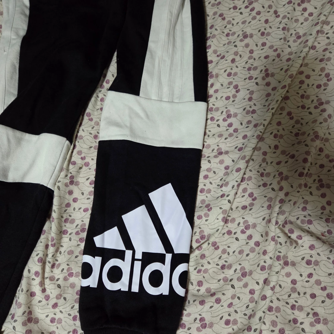 Svarta Adidas mjukisbyxor med vita detaljer - 1