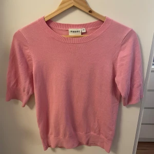 Rosa tröja från Kappahl - Säljer en söt rosa tröja från Kappahl i storlek XS. Tröjan är stickad och passar för alla årstider! Sparsamt använd utan defekter 🩷🩷