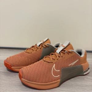 Nike training shoes - NIKE METCON 9 Malli: DZ2537-200 Koko: 38,5 Ovh: 150e  kuntosali crossfit gym Postitus/nouto