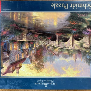 1000-bitars pussel: Thomas Kinkade - Upptäck magiska landskap med konst av Thomas Kinkade. 1000 bitars pussel för dig som gillar vackra miljöer och vill inspireras av färgstarka illustrationer.