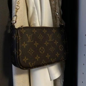 Axel väska  - Guld detaljerna har försvunnit som man ser på bilden 