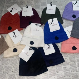 Moncler mössa black patch  - Finns i flera färger. Helt nya. Kvitto finns vid önskan. Vid köp av fler finns det rabat 