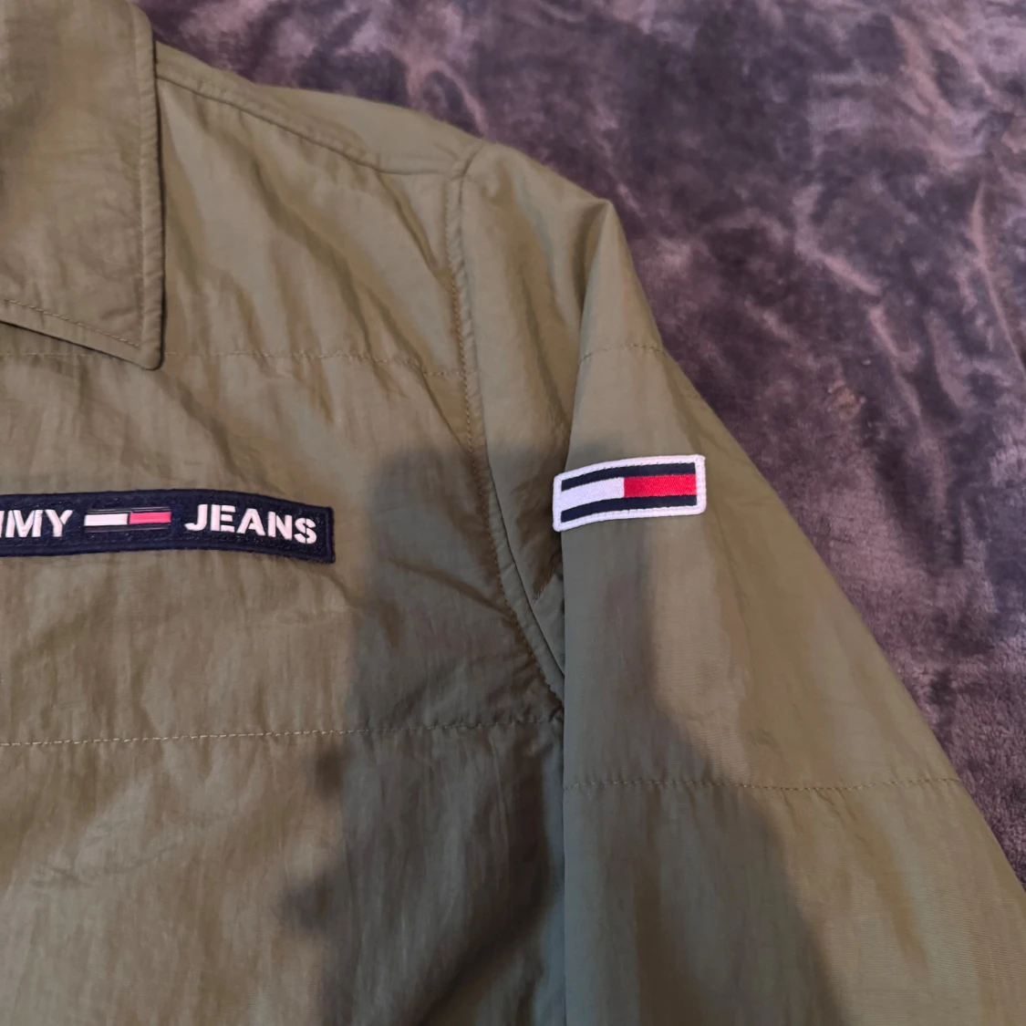 Olivgrön overshirt från Tommy Jeans XL - 2