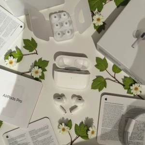 AirPods Pro 2 - giltig AppleCare, komplett  - Säljer ett par original AirPods pro (2:a generation) i mycket gott skick.  AppleCare till 2026 - överförs automatiskt till dig vid köp  Komplett med förpackning, USB-C kabel och extra öronpluggar Serienummer stämmer överens med boxen, fodralets insida, på airpodsen och iPhone inställningar  Kommer från rök- och djurfritt Skickas inom någon timme efter köp  