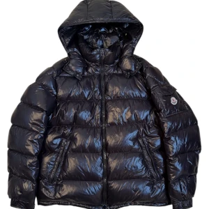 Moncler Maya svart  - Moncler Maya storlek 6 passar Xl-XXl. Skick 9/10. Pris 6990! Finns att köpa på våran hemsida, Fashionels.com 