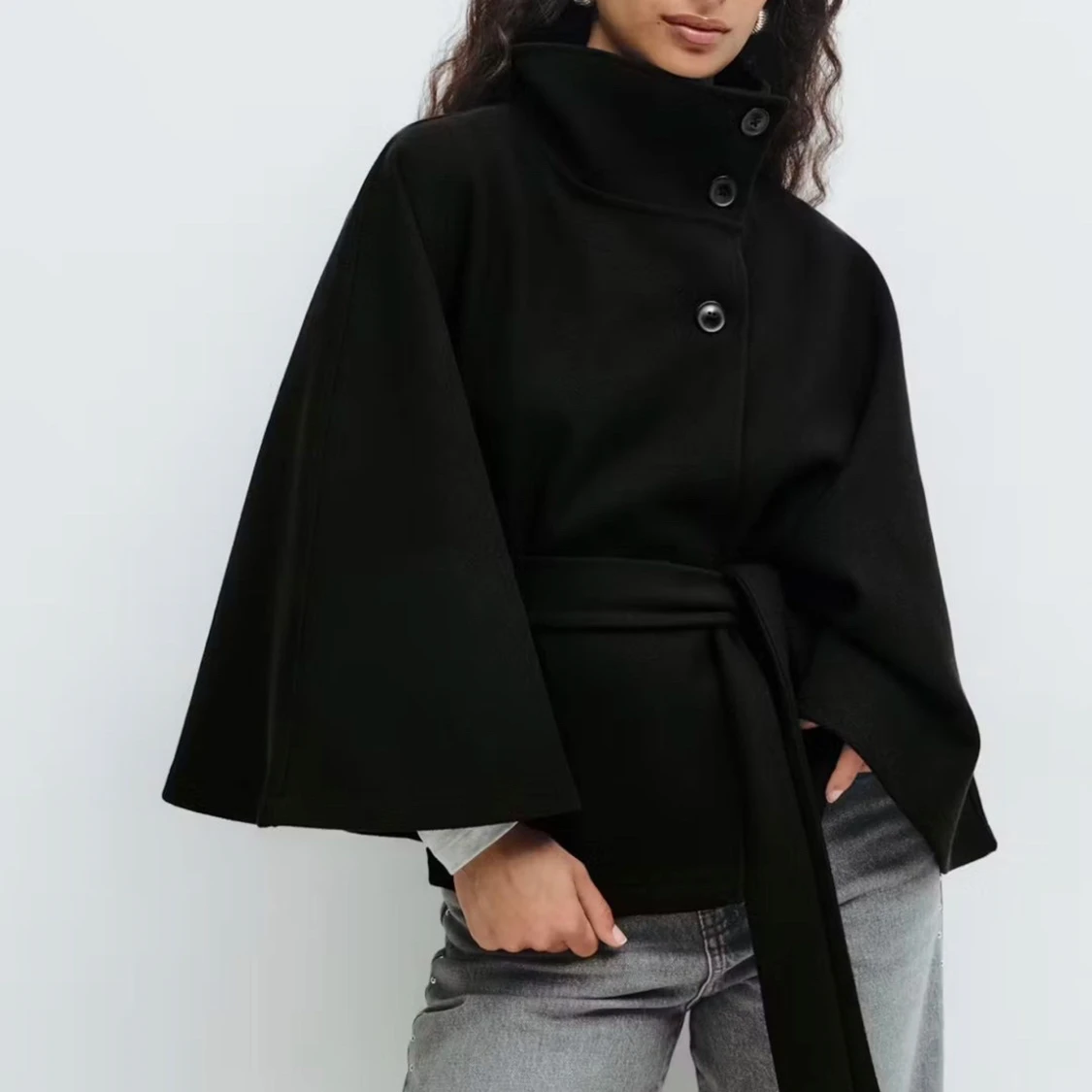 Svart kappa med bälte och hög krage