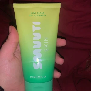 Smuuti Skin Kiwi Clear Gel Cleanser - Fräsch gelrengöring med kiwi-extrakt och BHA från Smuuti Skin. Tuben är grön och gul med modern design, innehåller 150 ml. Perfekt för dig som vill ha en effektiv och mild rengöring i din hudvårdsrutin.  (Köpte då det var tänkt att vara en julklapp) nypris apoteket 120kr mitt pris 90kr helt oöppnad, bara ur tagen för fotografering😋