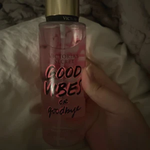 Victoria's Secret Good Vibes mist - Fräsch body mist från Victoria's Secret, knappt använd.