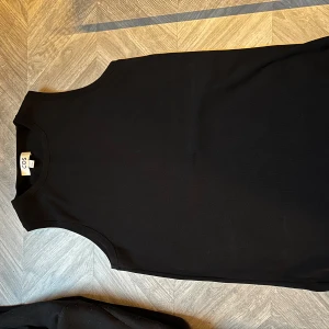 Svart ärmlös topp från COS - Svart topp från COS.